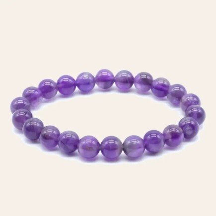 Bracelet en améthyste aux nuances violettes, avec perles rondes de 8 mm.