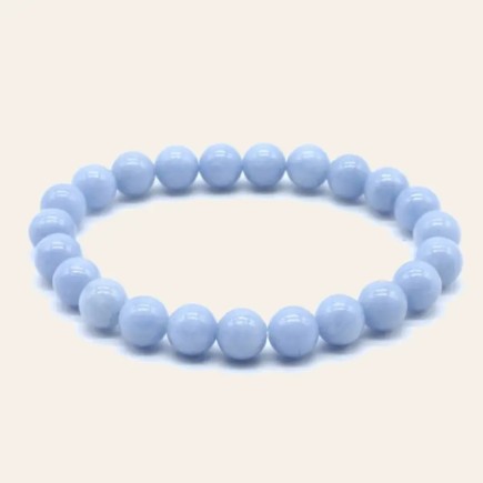 Bracelet en angélite à perles rondes de 8 mm, aux nuances bleu doux à bleu grisé.