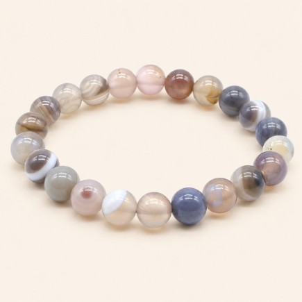 Bracelet en agate Botswana à perles rondes de 8 mm, aux nuances grises, beiges et rosées, sur fond blanc.