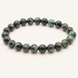 Bracelet en jaspe Kambaba à perles rondes de 8 mm, aux motifs verts et noirs, présenté sur fond beige clair.