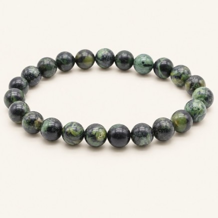 Bracelet en jaspe Kambaba à perles rondes de 8 mm, aux motifs verts et noirs, présenté sur fond beige clair.