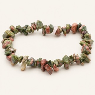 Bracelet baroque en unakite aux pierres polies vert olive et rose saumon, avec des touches claires, présenté sur fond beige.