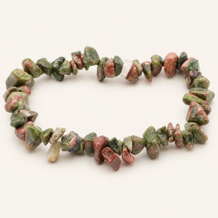 Bracelet baroque en unakite aux pierres polies vert olive et rose saumon, avec des touches claires, présenté sur fond beige.
