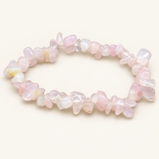 Bracelet baroque en quartz rose aux pierres polies rose pâle et blanc laiteux, présenté sur fond beige clair.