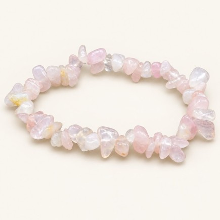 Bracelet baroque en quartz rose aux pierres polies rose pâle et blanc laiteux, présenté sur fond beige clair.