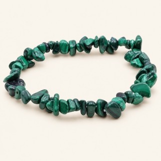 Bracelet baroque en malachite aux pierres polies vertes et aux bandes plus sombres, présenté sur fond beige clair.