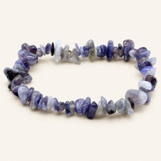 Bracelet baroque en cordiérite aux pierres chips bleu violet et gris bleuté, présenté sur fond beige.