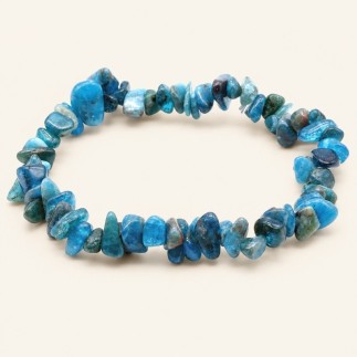 Bracelet baroque en apatite aux pierres chips bleu turquoise et bleu-vert, présenté sur fond beige.