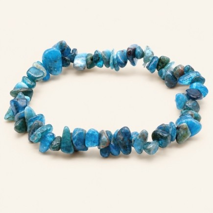 Bracelet baroque en apatite aux pierres chips bleu turquoise et bleu-vert, présenté sur fond beige.