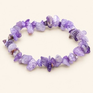Bracelet baroque en améthyste aux pierres chips lilas et violettes, avec des zones voilées, présenté sur fond beige.