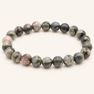 Bracelet en libérite du Hunan, Chine, avec perles rondes de 8 mm aux nuances gris-vert, crème et rosées, sur fond beige.